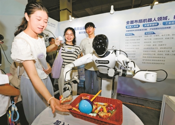 应聘者体验机器人取物。(唐严 摄)