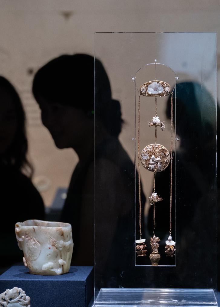 9月23日，参观者在“江流万古——长江流域古代文明瑰宝展”上观看展品。新华社记者杜子璇 摄