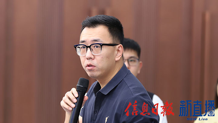 光明日报提问(文颖 摄)