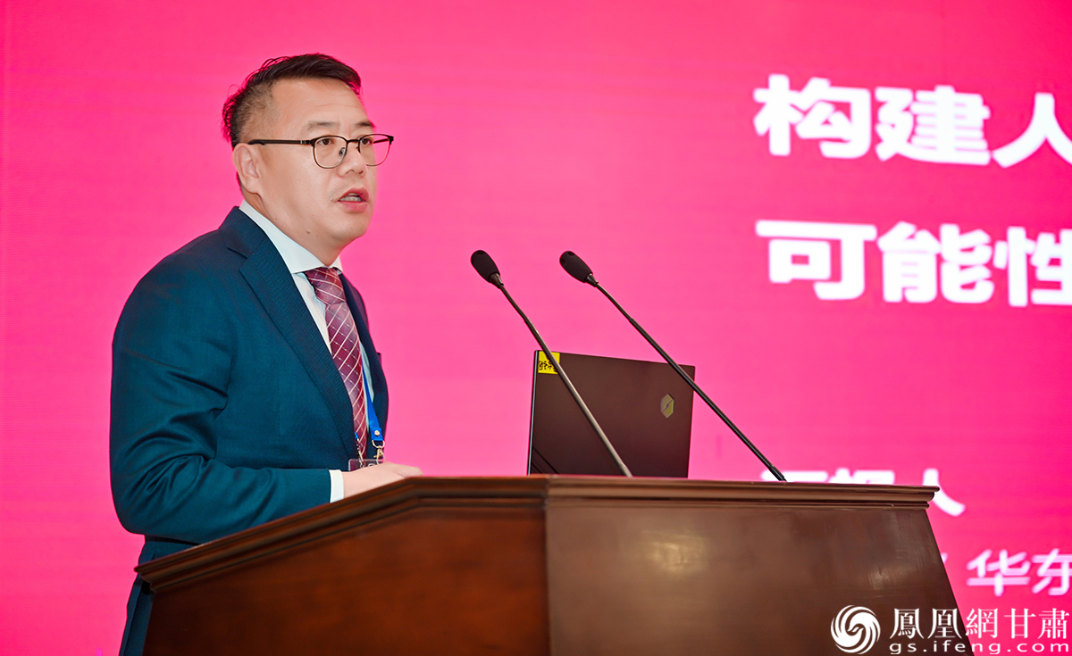 华东师范大学政治与国际关系学院副院长何明以《构建人工智能中国—中亚共同体：可能性、必要性与前景》为题进行分享　杨艺锴　摄