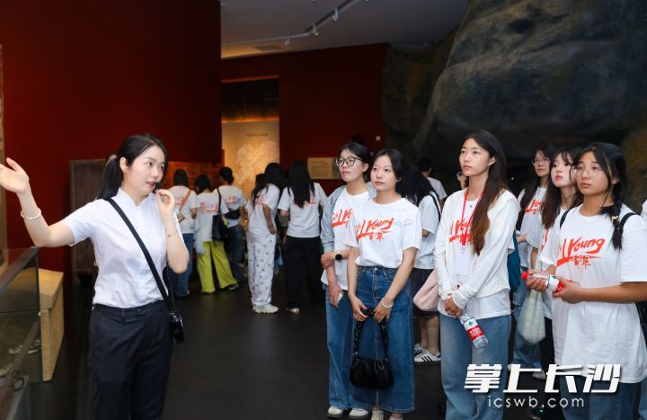 高校学子在景点参观。