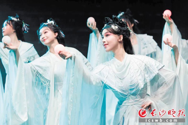 《新刘海砍樵》持续热演，吸引全国游客观剧。邹麟 摄