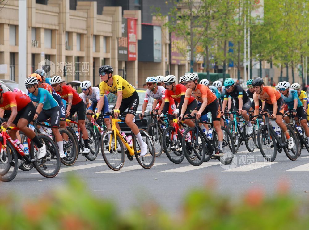 9月24日,江西省吉安市泰和县城沿江大道,参赛选手正在进行自行车骑行比赛,乐享运动的快乐。