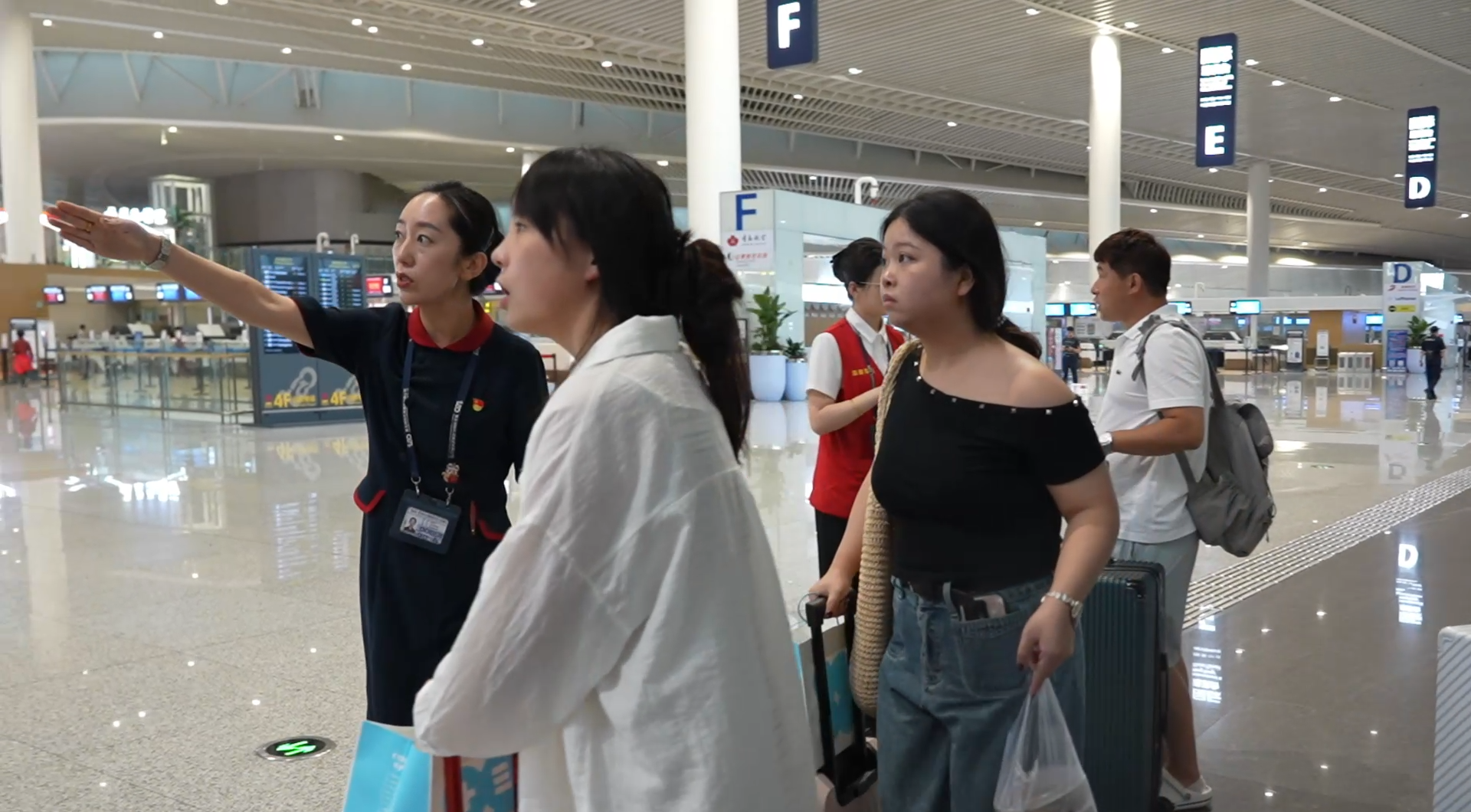 高效联动青岛机场携手青岛机场高铁站 保障空铁联运晚到旅客顺利成行
