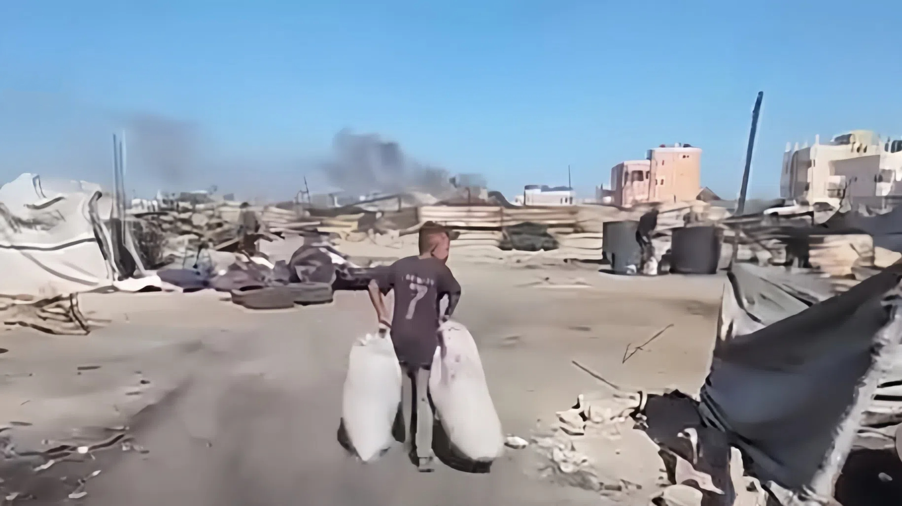 加沙燃油危机加剧，民众被迫弃车徒步逃难