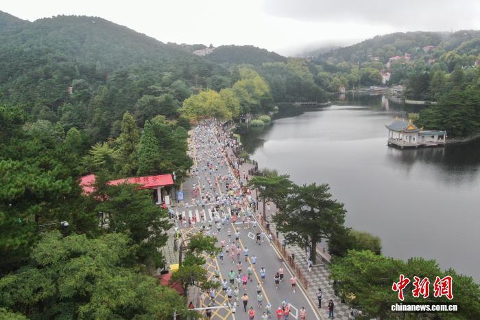 图为9月21日，江西庐山，选手们从秀美的庐山如琴湖畔跑过。刘力鑫 摄