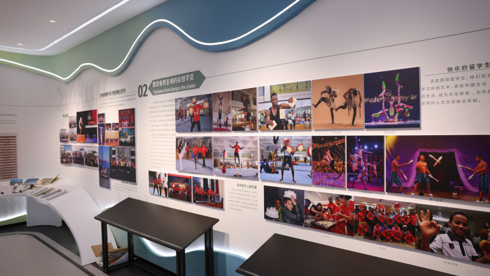 河北吴桥杂技艺术学校的展馆内，展示着来自世界各地的杂技学员照片。受访者供图