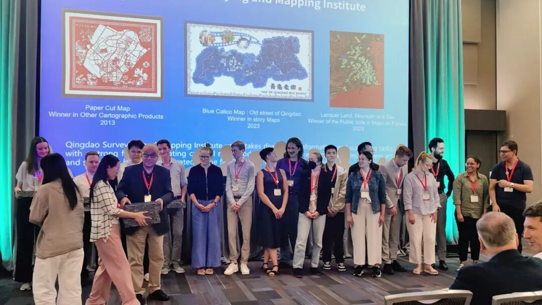 主会场宣传展示青岛并受邀为国际青年制图学者颁发奖品