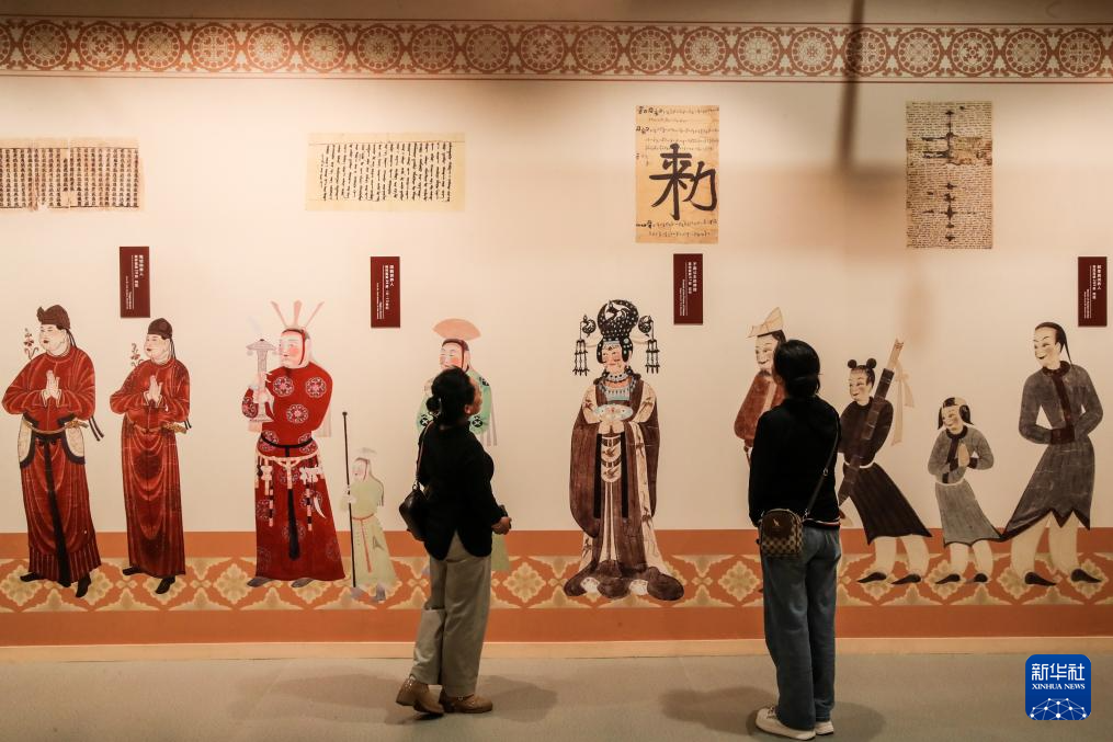 9月22日，游客在参观敦煌文博会上的展览。
