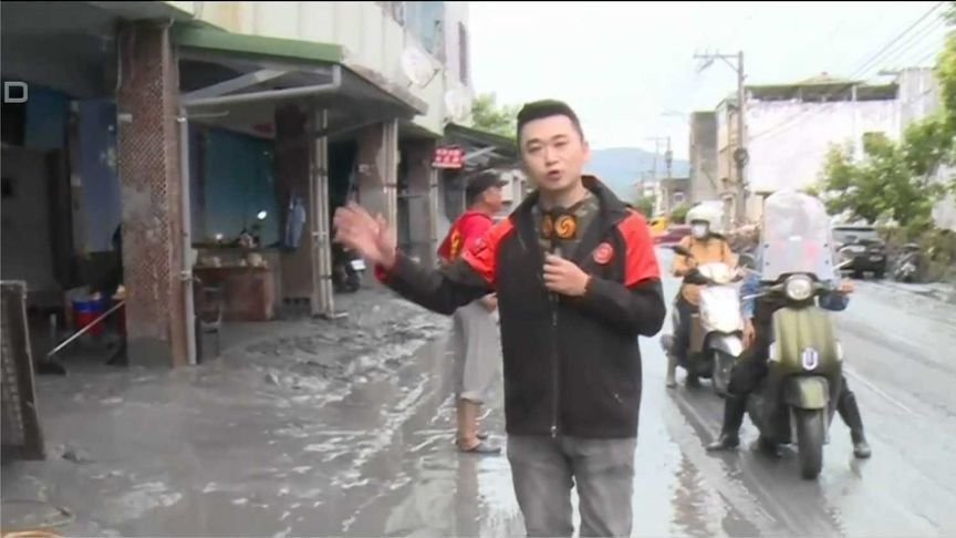 台湾花莲路面到处泥泞难通行，部分老年灾民需支援丨凤凰记者直击