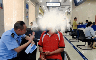 民警耐心劝说曾先生不要被骗。