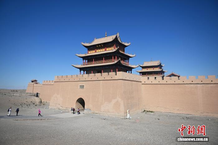 9月23日，甘肃省嘉峪关市嘉峪关关城文物景区内，游人游览参观长城。中新社记者　李亚龙　摄