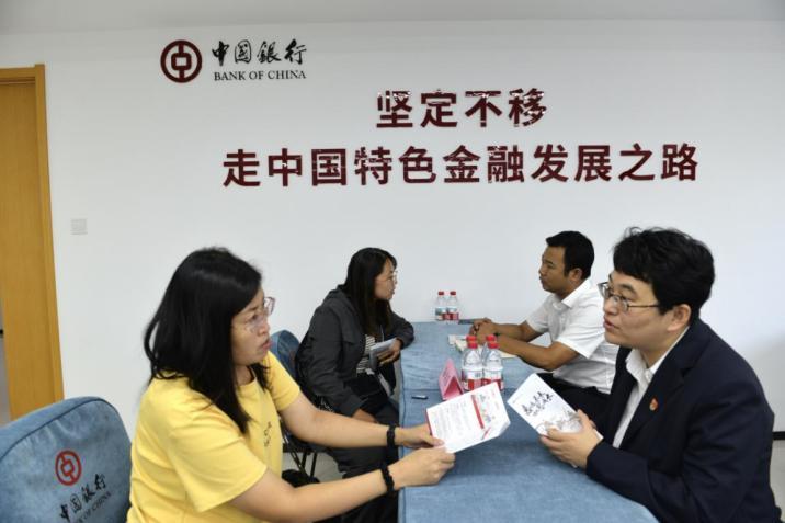 （图为中国银行河北分行金融顾问团与参会企业代表现场面对面交流 王婧涵/摄）