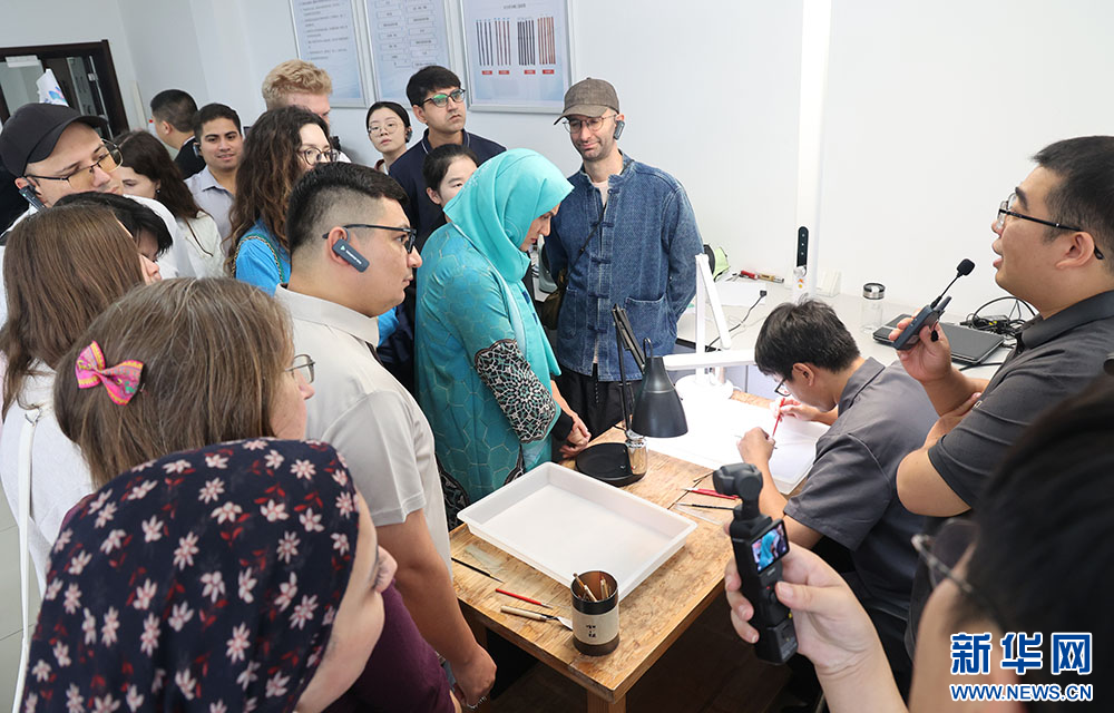 外国青年参观荆州文物保护中心。新华网连迅摄