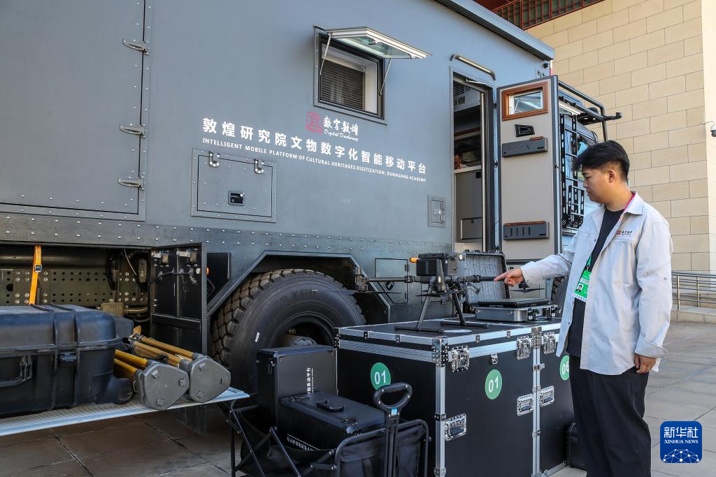 9月22日，在敦煌研究院“典范”“高地”建设成果展上，工作人员介绍敦煌研究院文物数字化智能移动平台及其配套设备。