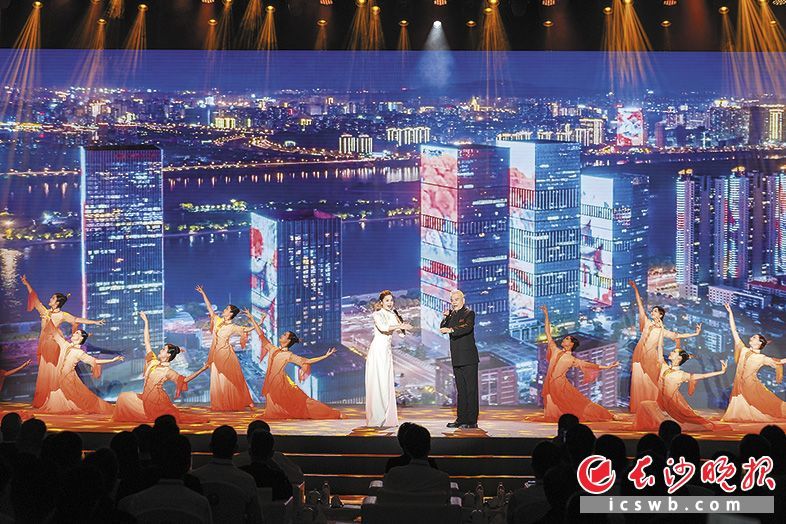 9月26日,第四届长沙市旅游发展大会开幕式上,湘剧《沁园春·长沙》将经典诗词与地方戏曲完美交融,瞬间点燃现场氛围。长沙晚报全媒体记者 郭雨滴 摄