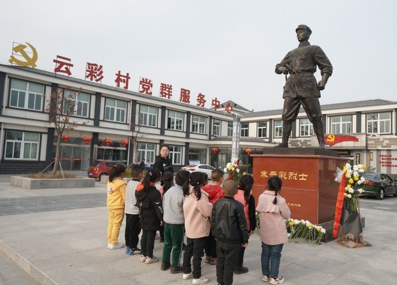 在江苏省盐城市响水县云彩村,幼儿园老师在给小朋友们讲述朱云彩烈士事迹(资料照片) 季春鹏摄/本刊
