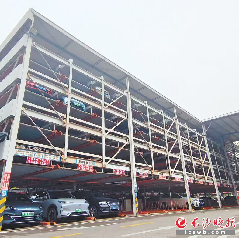 湘雅三医院立体停车场井然有序的停放车辆。