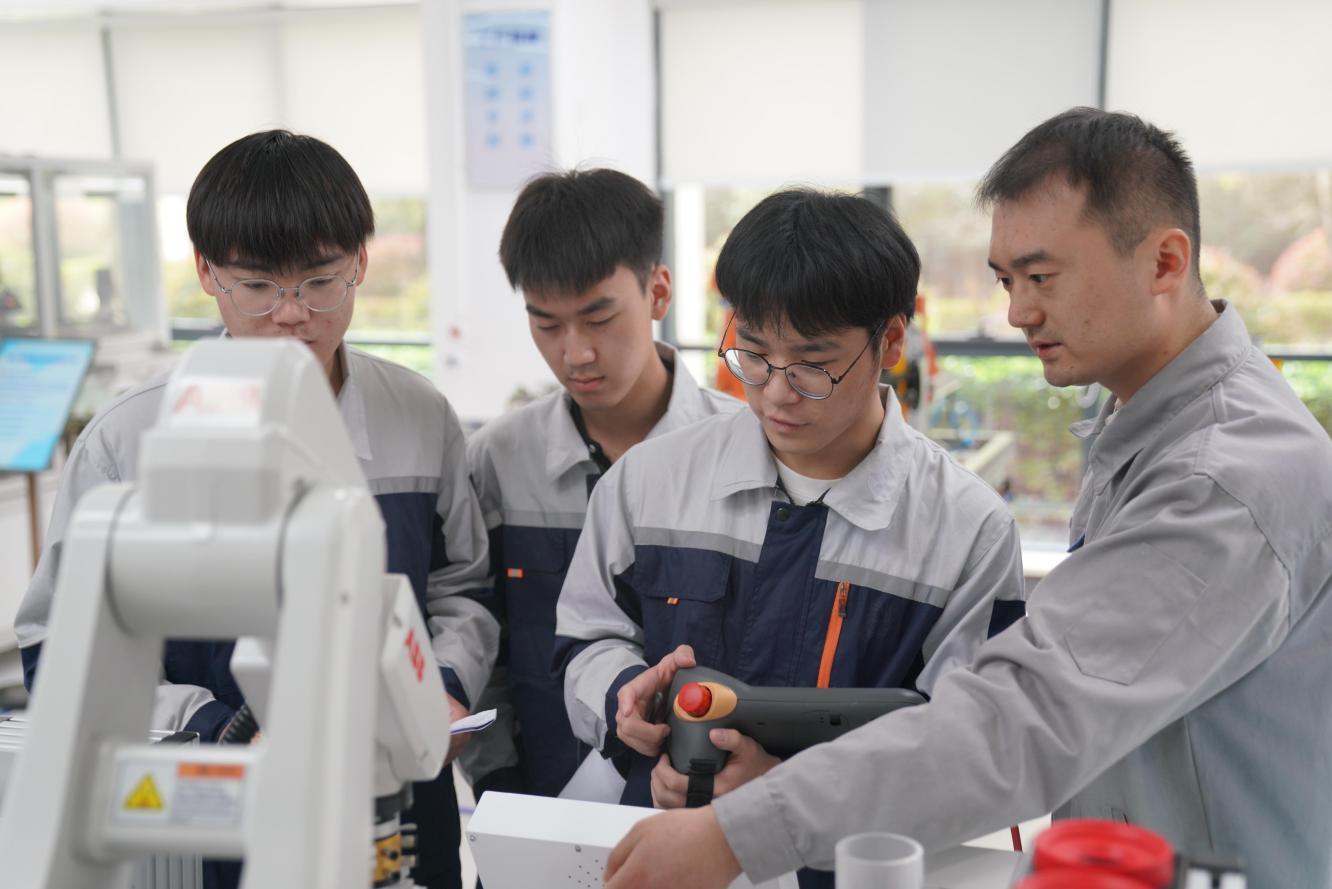 学生正在进行“电机装配项目”