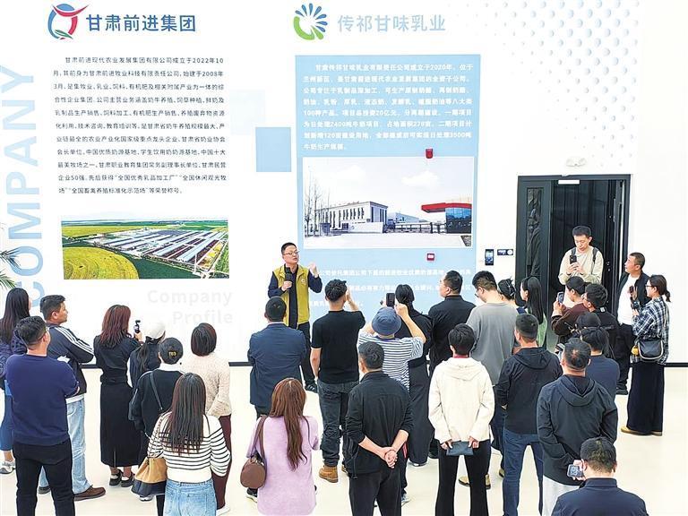 参观传祁甘味乳业　兰州新区报记者　姜波　摄