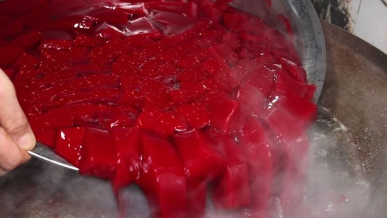 成都大哥卖血旺，一斤血兑五斤水，一碗卖28，20元成本至少赚2000