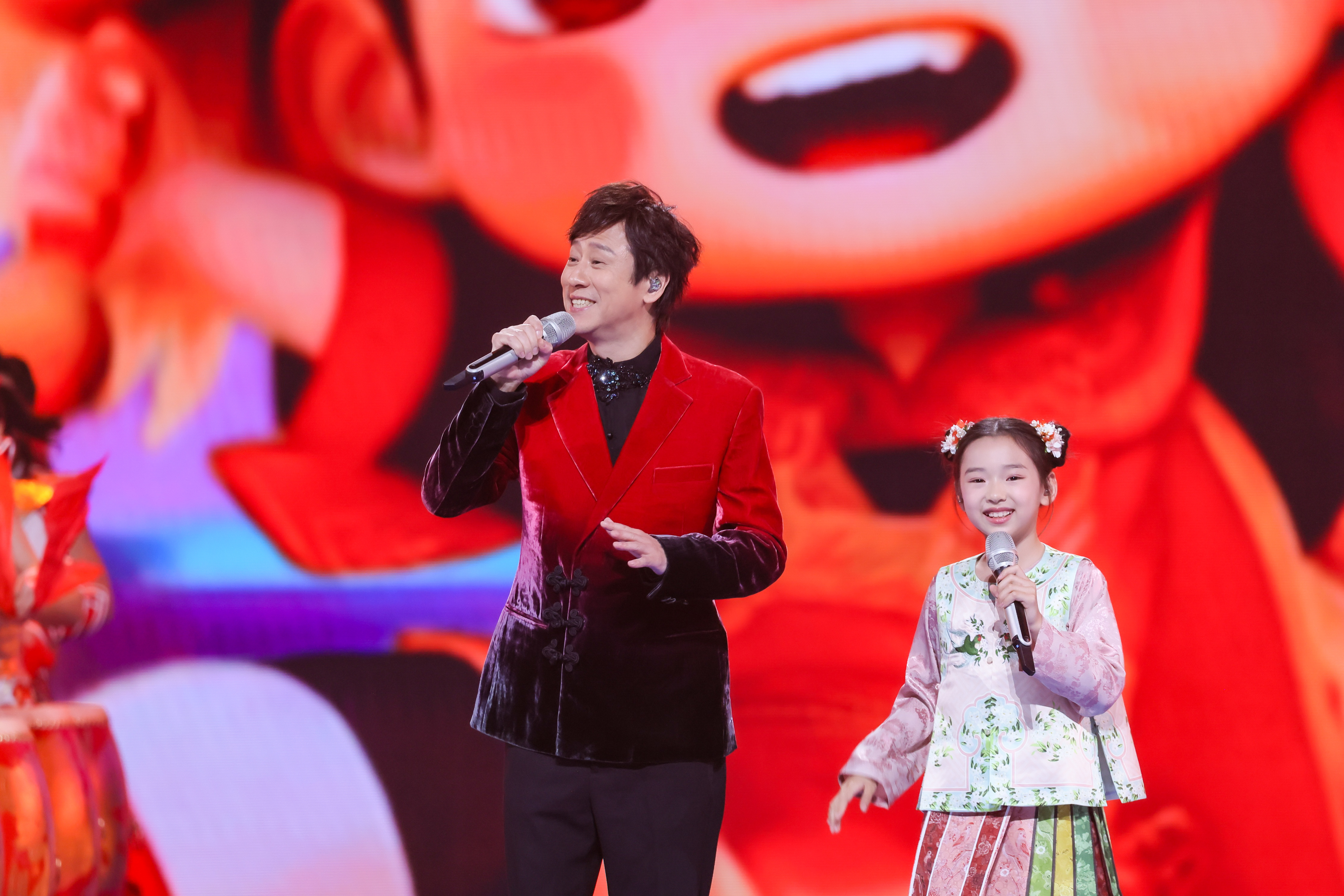 湾区升明月月圆喜相逢，2025大湾区电影音乐晚会解晓东献唱《中国娃》。