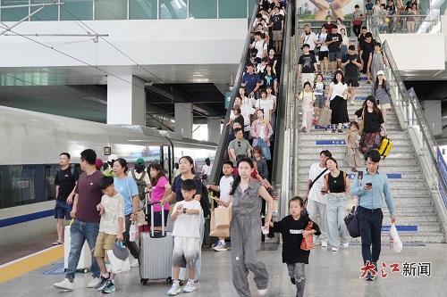 旅客们在站台乘车（姜媛摄）
