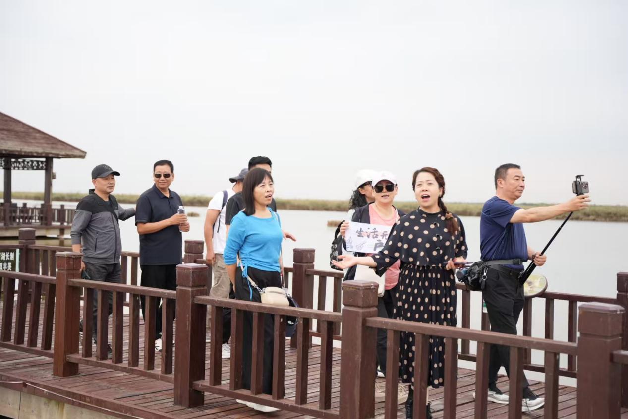 游客们置身美景,放声高歌。刘晓天 摄