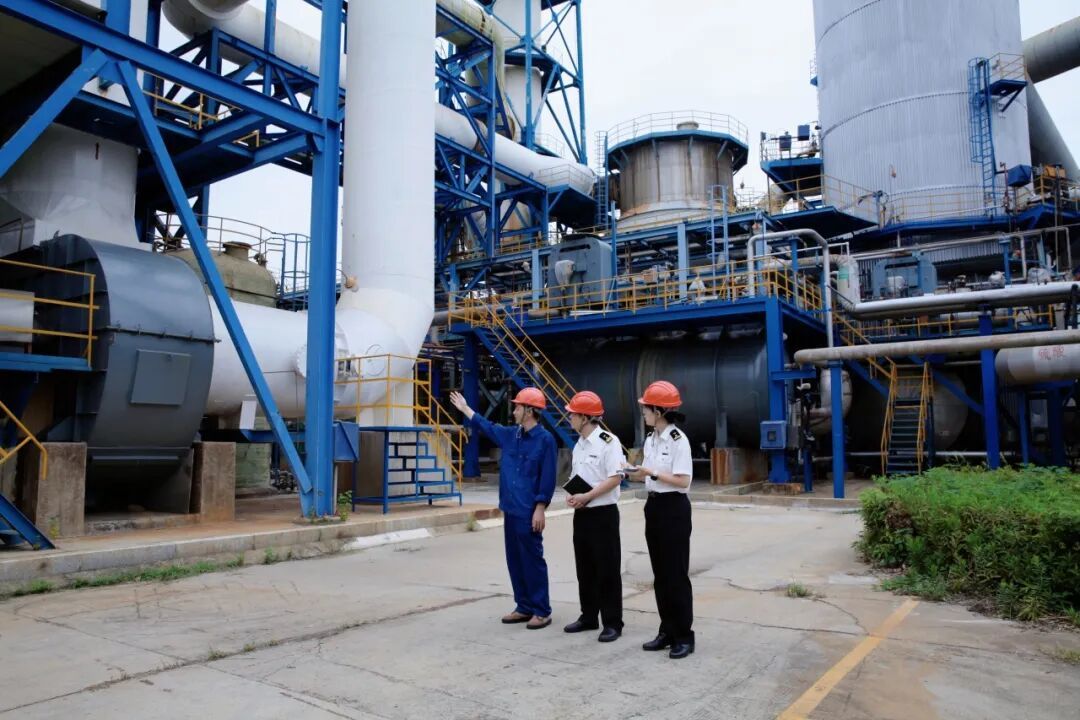 图为:张家港海关关员正在调研危化品企业。戴雨轩/摄