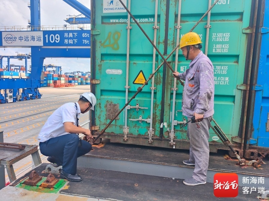 海事工作人员在伪装箱码头检查。通讯员供图