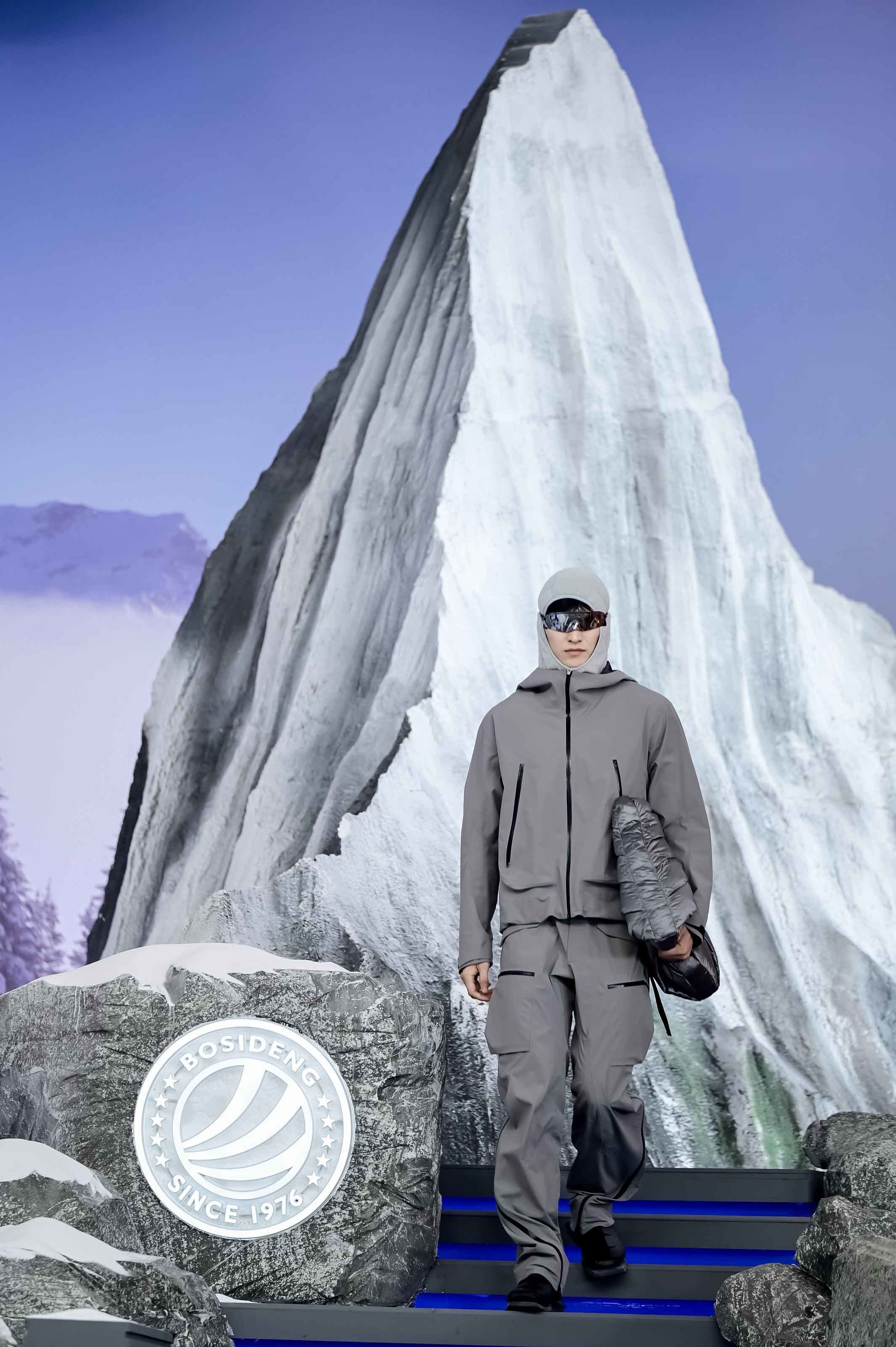 波司登2025「叠变新品」升级发布,气温多变,穿波司登叠变