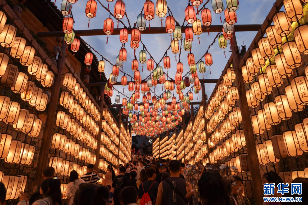 游客们在望仙谷景区游览。新华网发