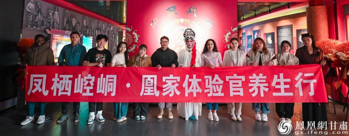 凰家体验官打卡平凉戏曲博物馆，感受中国戏曲文化的博大精深。