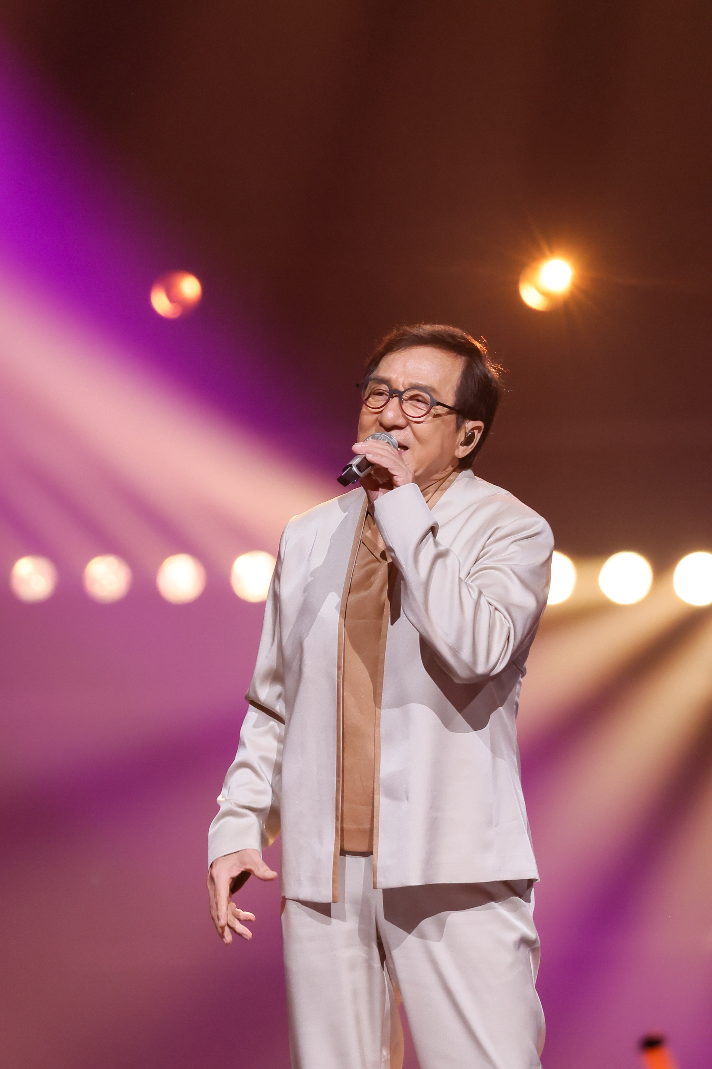 湾区升明月月圆喜相逢，2025大湾区电影音乐晚会成龙献唱《在我生命中的每一天》《明明白白我的心》。