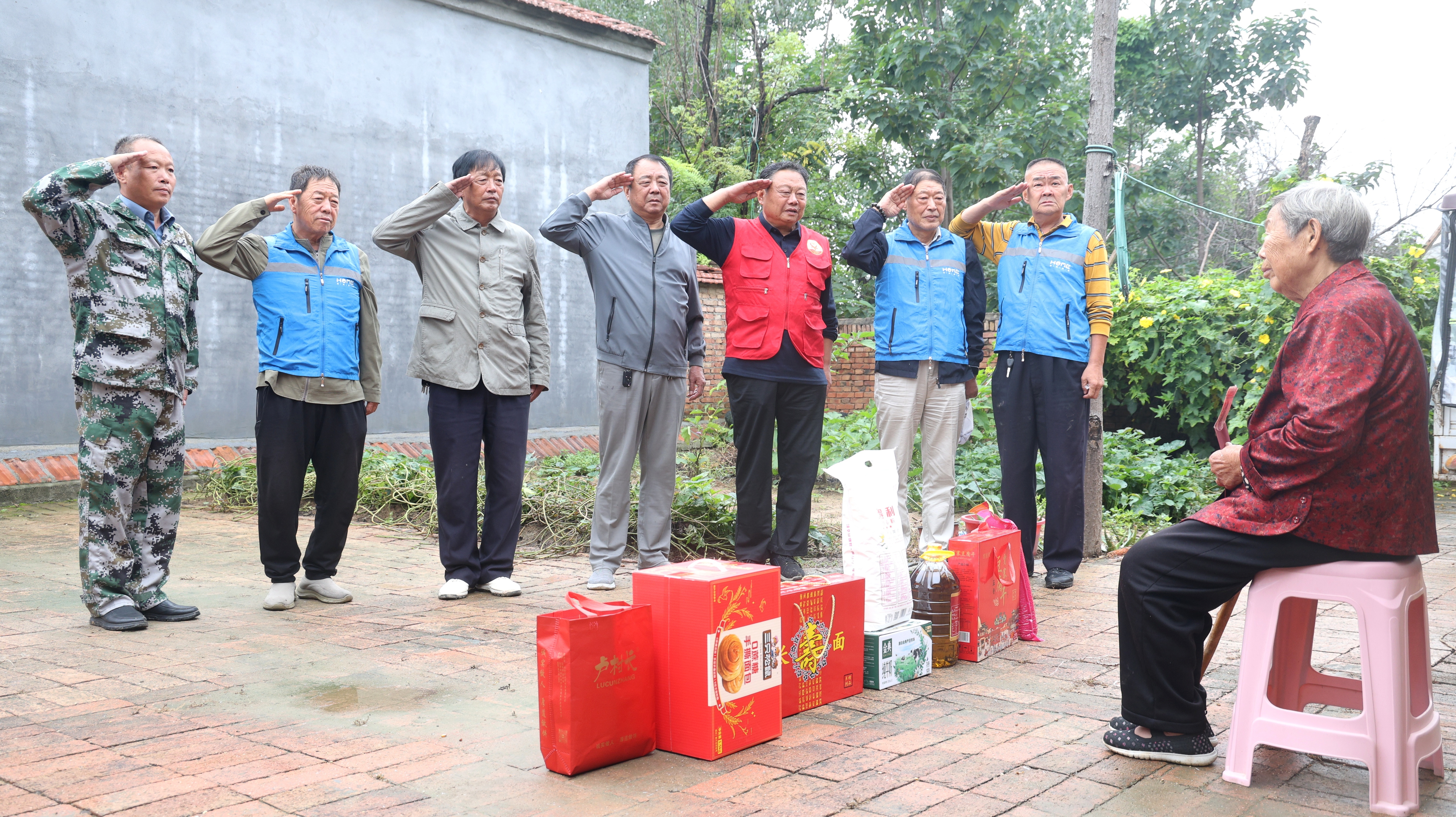 柘城县退役军人14载风雨赴中秋 “儿女”踏雨暖英烈