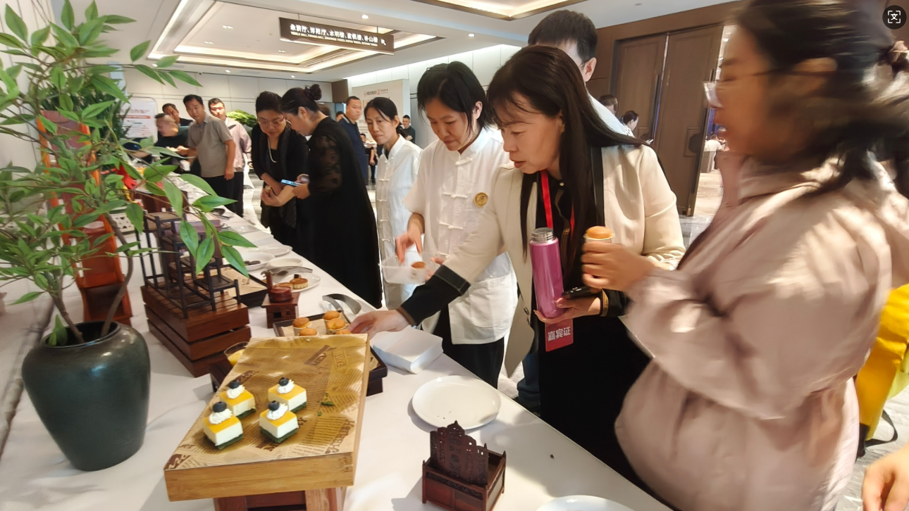 与会人员在品尝药膳糕点。