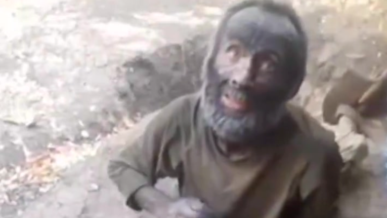 两名俄军士兵在坦克残骸下坚守阵地60天，全身被炮灰染黑