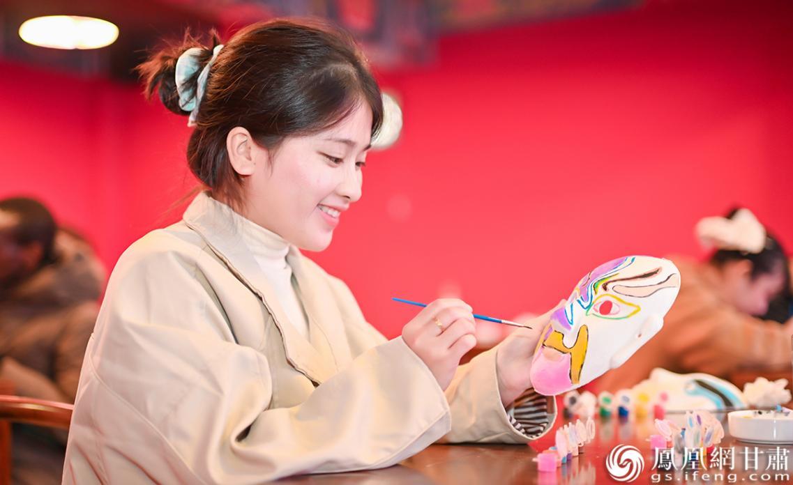 绘制出心仪的脸谱，越南留学生武氏琼庄脸上洋溢着笑容。