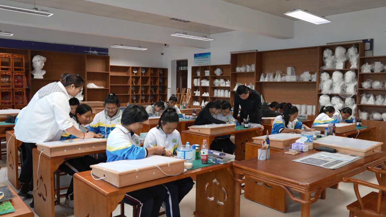 （老师指导学生进行创作）