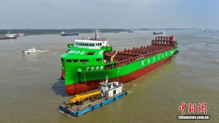 9月29日，“740TEU纯电动敞口集装箱船”在江西省九江市湖口县成功下水。(湖口县融媒体中心供图)