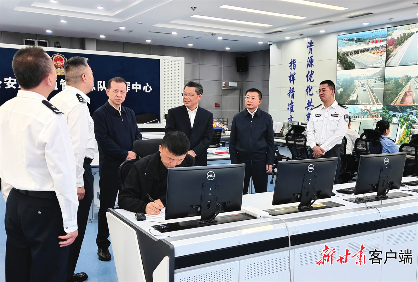 10月2日，省委副书记、省长任振鹤来到省公安厅、省文旅厅，调研检查国庆假期值班值守、交通保畅、文旅安全等工作。新甘肃&middot;甘肃日报记者　盛学卿