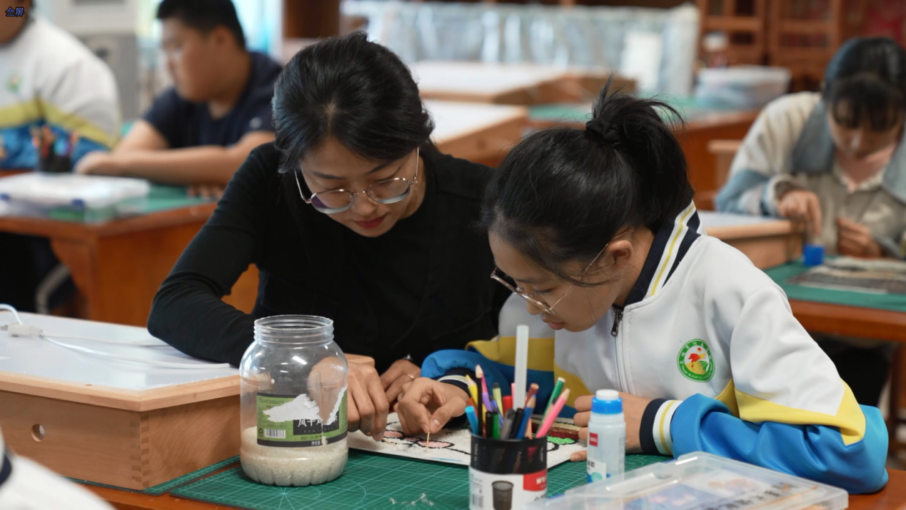 （学生家长陪伴学生一起创作）