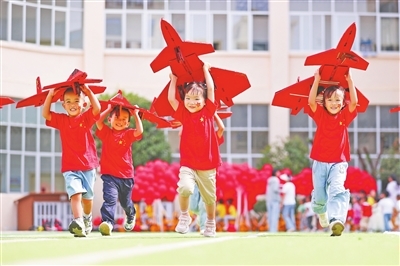 9月29日，万安县保育院开展“童心向祖国 阅兵梦启航”迎国庆主题活动，让孩子们在沉浸式体验中感受祖国的强大，厚植爱国情怀。通讯员 龚声伟摄