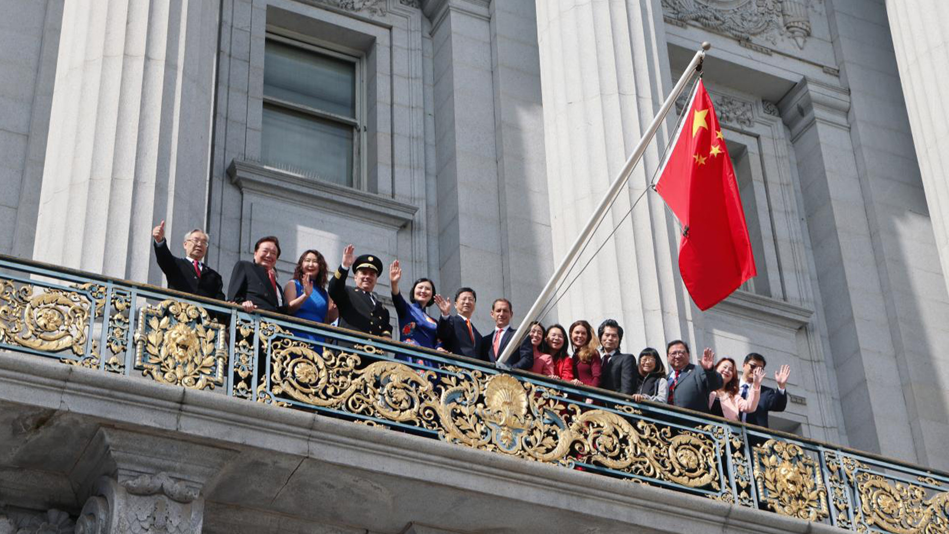 庆祝中国国庆，美国旧金山市政府升起五星红旗