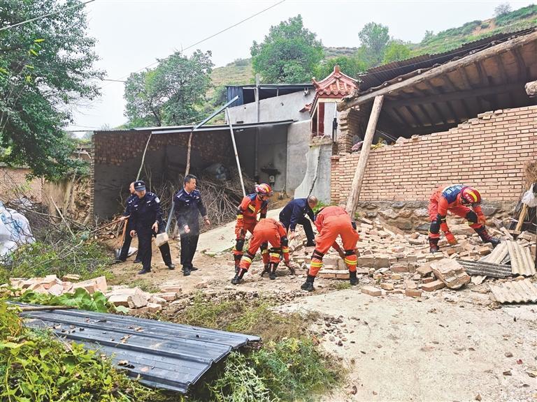 消防救援人员协同民警开展受损房屋清理 图片由定西消防提供