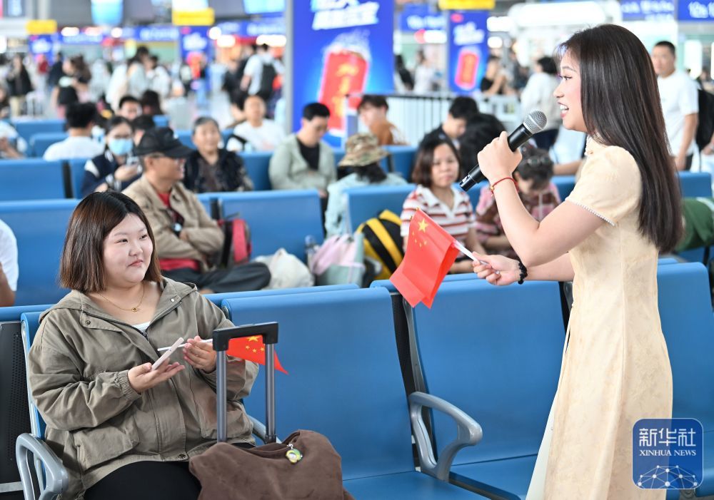 ↑ 10月1日,铁路天津站在候车厅开展歌唱祖国音乐快闪活动。这是天津音乐学院的学生为旅客演唱歌曲。新华社记者 李然 摄
