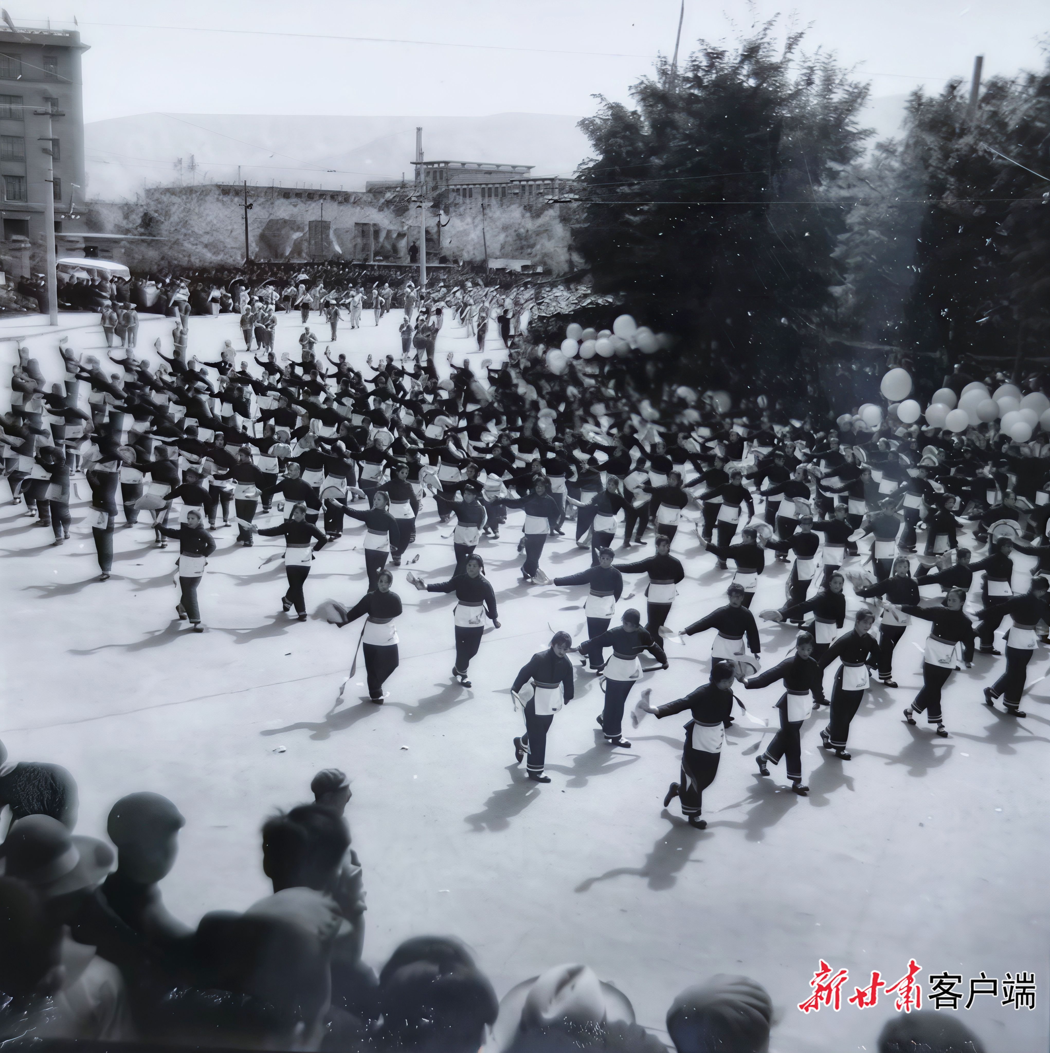 1965年10月1日，文艺队伍载歌载舞通过主席台。《甘肃日报》资料图