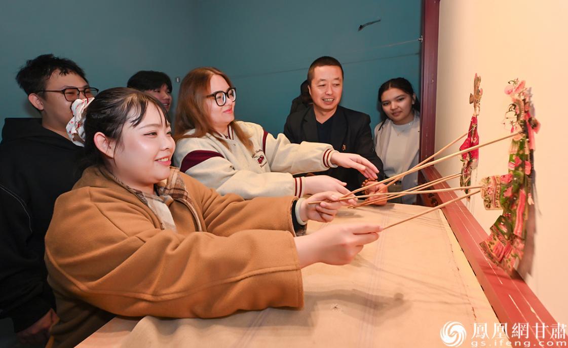 凰家体验官幕后表演皮影戏，收获别样快乐。