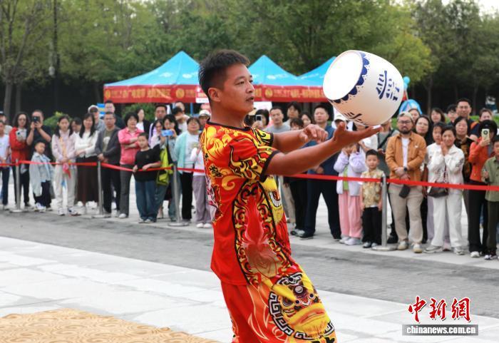 10月2日，杂技演员在河北省沧州铁狮与旧城遗址公园表演杂技。田博 摄