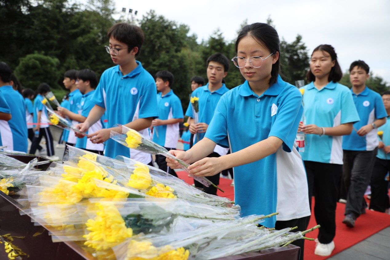 向伟人铜像敬献鲜花